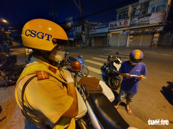1 Ra Duong Sau 18h Csgt Bat Nguoi Vi Pham Doc To Ro Rang Quy Dinh De Nho Ky