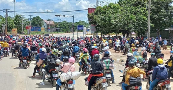 2 Lu Khach Qua Binh Phuoc Duoc Tiep Thuc An Nuoc Uong Mien Phi De Ve Tay Nguyen