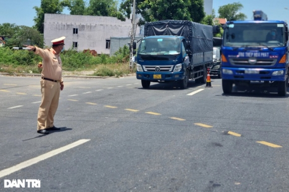 1 Cho Hang Tu Tphcm Ra Da Nang Tai Xe Xuong Di Bo De Vuot Chot