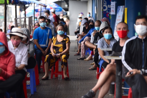 1 Tphcm Hang Chua Kip Len Ke Sieu Thi Nguoi Mua Da Xep Hang Cho San