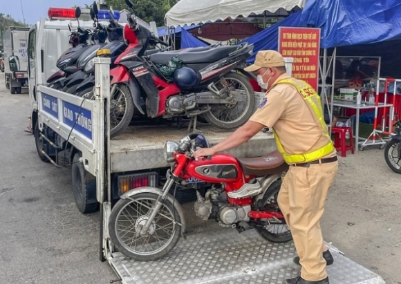 2 Tung Doan Nguoi Chay Xe May Hon 1000 Km Tu Tphcm Ve Que Tranh Dich