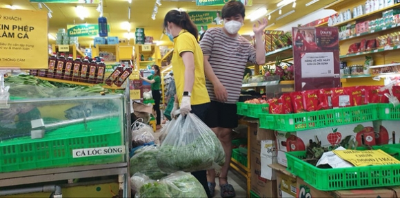 3 Tphcm Hang Chua Kip Len Ke Sieu Thi Nguoi Mua Da Xep Hang Cho San