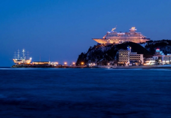 Con tàu du lịch nặng 30 nghìn tấn mắc cạn ngay trên đỉnh núi