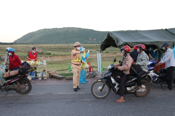 1 Csgt Mua Banh My Thue Xe Khach Cho Nguoi Dan Di Xe May Tu Mien Nam Ve Que