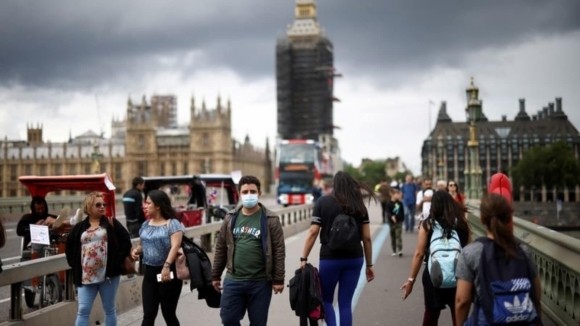 1 Vi Sao So Ca Mac Covid 19 Tai Anh Giam Sau Khi Do Bo Moi Han Che Phong Dich