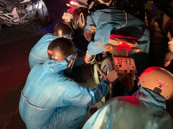 1 Xuyen Ngay Dem Bam Chot O Da Nang Cuu Ho Xe Cho Nguoi Tu Tphcm Ve Que