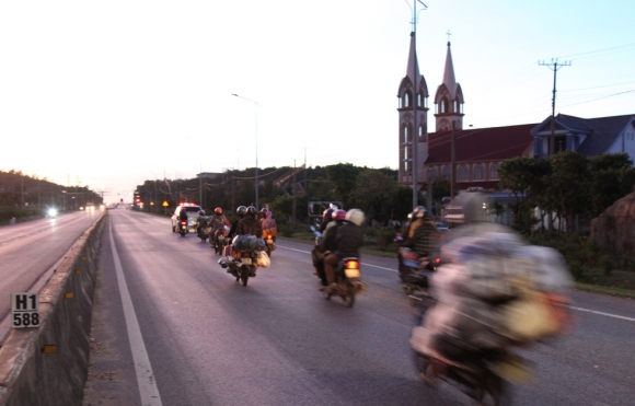 3 Csgt Mua Banh My Thue Xe Khach Cho Nguoi Dan Di Xe May Tu Mien Nam Ve Que