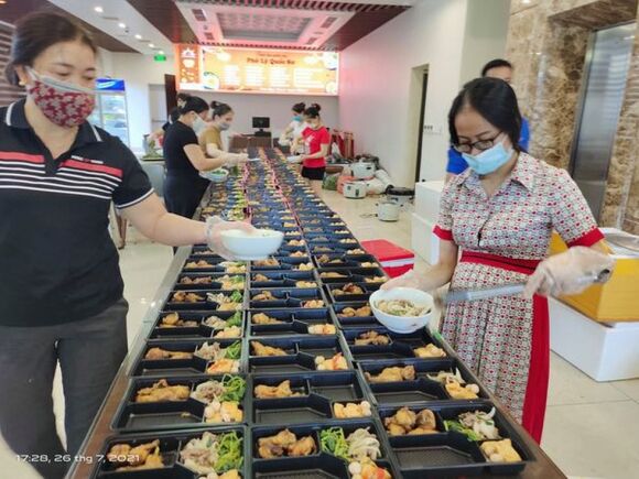 4 Csgt Mua Banh My Thue Xe Khach Cho Nguoi Dan Di Xe May Tu Mien Nam Ve Que