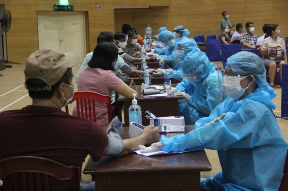 1 Da Nang Tiem Vac Xin Covid 19 Cho Nguoi Cung Cap Dich Vu Thiet Yeu Trong Trat Tu Gian Cach