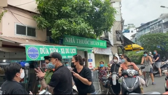 1 Ha Noi 2 Vo Chong Chong Doi Gay Roi Tai Chot Kiem Dich Cho Yen Phu