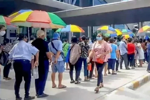 1 Hoang Hon Nhin Canh Dan Thai Lan Do Xo Di Tiem Vac Xin Covid 19