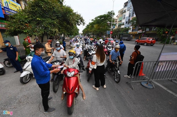 1 Nhieu Chot Kiem Soat Covid 19 O Ha Noi Bi Un U