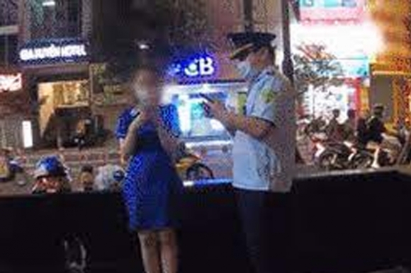 1 Ra Cong Vien Tam Su Giua Dich Covid 19 Nam Thanh Nien Bo Chay Khi Gap Cong An De Lai Ban Gai Bo Vo