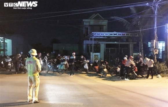 1 Trang Dem Va Xe Tiep Nuoc Ho Tro Nguoi Tu Mien Nam Ve Que Tranh Dich Covid 19