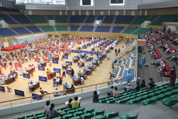 2 Da Nang Tiem Vac Xin Covid 19 Cho Nguoi Cung Cap Dich Vu Thiet Yeu Trong Trat Tu Gian Cach