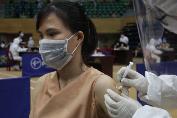 5 Da Nang Tiem Vac Xin Covid 19 Cho Nguoi Cung Cap Dich Vu Thiet Yeu Trong Trat Tu Gian Cach