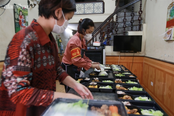 10 Nguoi Ha Noi Nau Com Tang Y Bac Si Cong An Lam Nhiem Vu Canh Gac Dich Tai Cac Chot Kiem Soat Noi Do