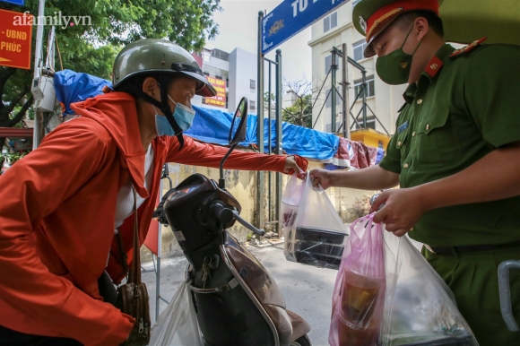 13 Nguoi Ha Noi Nau Com Tang Y Bac Si Cong An Lam Nhiem Vu Canh Gac Dich Tai Cac Chot Kiem Soat Noi Do