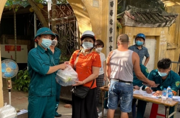 1 Ha Noi Am Long Nhung Suat Com Nghia Tinh Giua Mua Dich