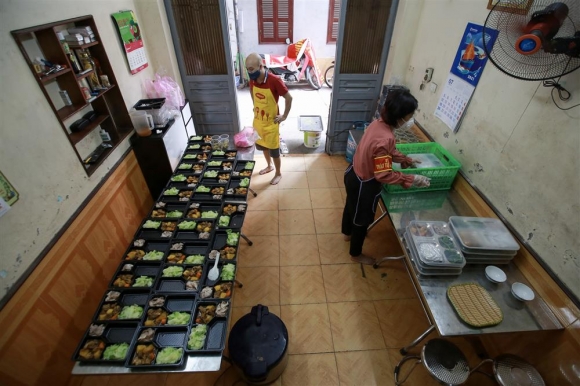 1 Nguoi Ha Noi Nau Com Tang Y Bac Si Cong An Lam Nhiem Vu Canh Gac Dich Tai Cac Chot Kiem Soat Noi Do