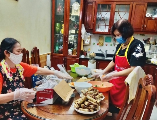 2 Ha Noi Am Long Nhung Suat Com Nghia Tinh Giua Mua Dich