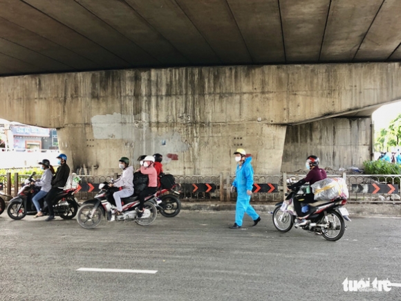 2 Nguoi Dan O Tphcm Co Duoc Tu Ve Que