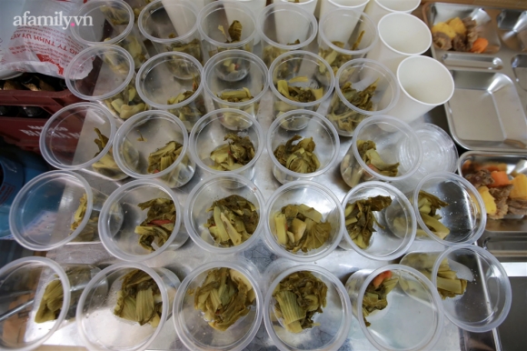 2 Nguoi Ha Noi Nau Com Tang Y Bac Si Cong An Lam Nhiem Vu Canh Gac Dich Tai Cac Chot Kiem Soat Noi Do