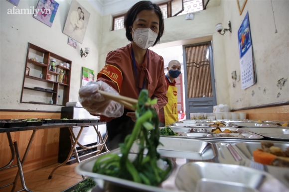 3 Nguoi Ha Noi Nau Com Tang Y Bac Si Cong An Lam Nhiem Vu Canh Gac Dich Tai Cac Chot Kiem Soat Noi Do