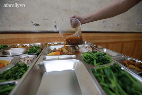 4 Nguoi Ha Noi Nau Com Tang Y Bac Si Cong An Lam Nhiem Vu Canh Gac Dich Tai Cac Chot Kiem Soat Noi Do