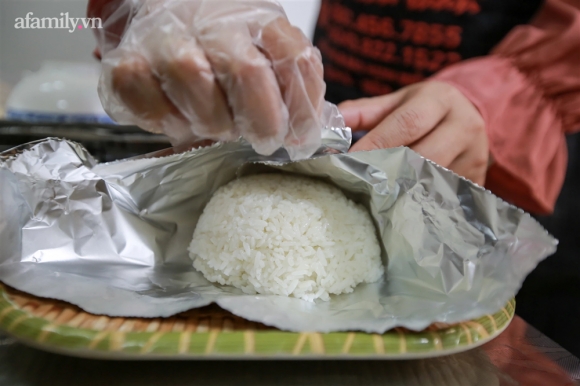 6 Nguoi Ha Noi Nau Com Tang Y Bac Si Cong An Lam Nhiem Vu Canh Gac Dich Tai Cac Chot Kiem Soat Noi Do