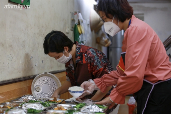 7 Nguoi Ha Noi Nau Com Tang Y Bac Si Cong An Lam Nhiem Vu Canh Gac Dich Tai Cac Chot Kiem Soat Noi Do