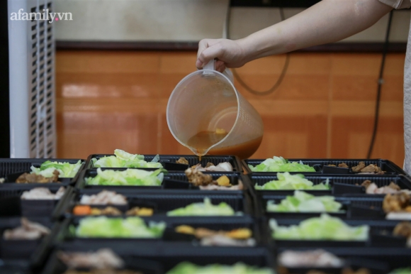 8 Nguoi Ha Noi Nau Com Tang Y Bac Si Cong An Lam Nhiem Vu Canh Gac Dich Tai Cac Chot Kiem Soat Noi Do