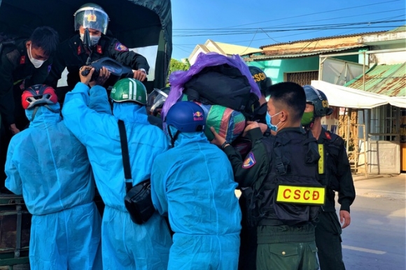 3 Biet Doi Ao Xanh Cap Cuu Xe May Giup Nguoi Dan Di Tu Tphcm Ve Que