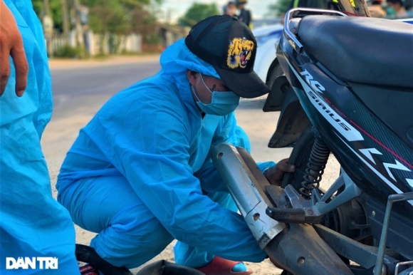 4 Biet Doi Ao Xanh Cap Cuu Xe May Giup Nguoi Dan Di Tu Tphcm Ve Que