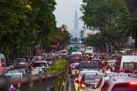 11 Duong Pho Tphcm Khac La Thoi Khoi Bui Ket Xe Va Khi Gian Cach