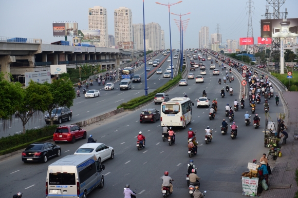 13 Duong Pho Tphcm Khac La Thoi Khoi Bui Ket Xe Va Khi Gian Cach