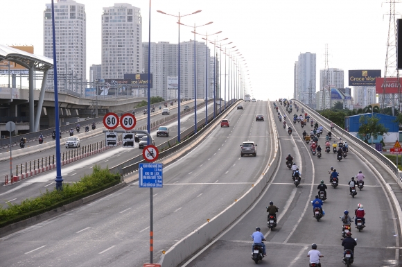 14 Duong Pho Tphcm Khac La Thoi Khoi Bui Ket Xe Va Khi Gian Cach