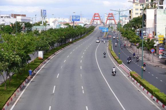 16 Duong Pho Tphcm Khac La Thoi Khoi Bui Ket Xe Va Khi Gian Cach