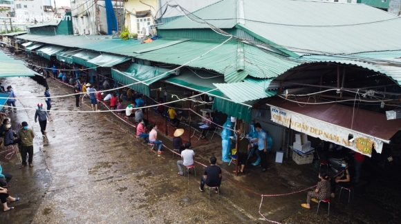 1 Ha Noi Tam Dung Hoat Dong Cho Phung Khoang Hang Tram Tieu Thuong Doi Mua Cho Xet Nghiem Covid 19