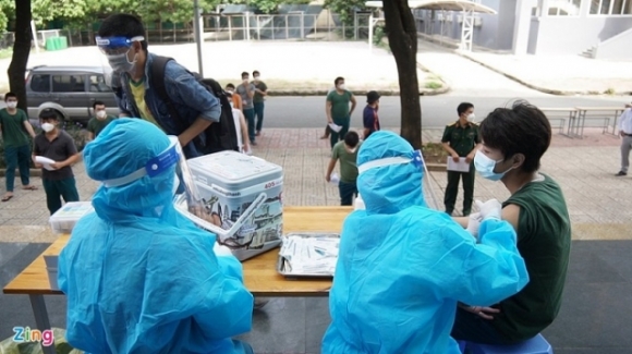 1 Xe Luu Dong Den Tung Hem Tiem Vaccine Cho Nguoi Dan Tphcm