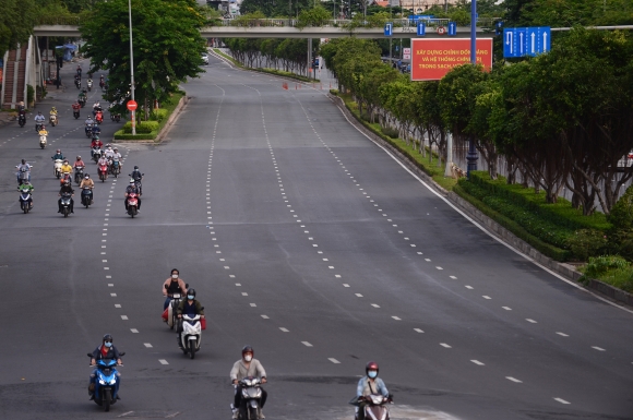 2 Duong Pho Tphcm Khac La Thoi Khoi Bui Ket Xe Va Khi Gian Cach