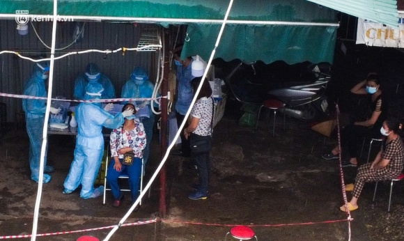 2 Ha Noi Tam Dung Hoat Dong Cho Phung Khoang Hang Tram Tieu Thuong Doi Mua Cho Xet Nghiem Covid 19