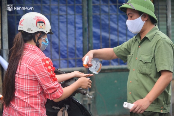 6 Ha Noi Tam Dung Hoat Dong Cho Phung Khoang Hang Tram Tieu Thuong Doi Mua Cho Xet Nghiem Covid 19