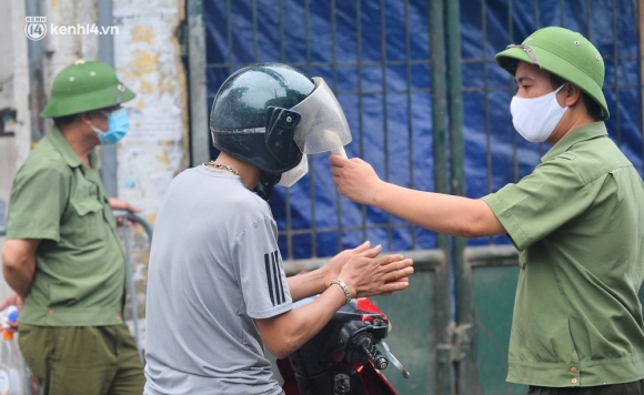 7 Ha Noi Tam Dung Hoat Dong Cho Phung Khoang Hang Tram Tieu Thuong Doi Mua Cho Xet Nghiem Covid 19