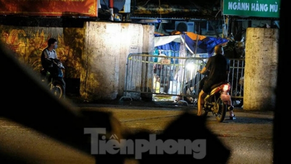7 Hinh Anh Ha Noi Phong Toa Cho Long Bien Do Lien Quan Ca Mac Covid 19