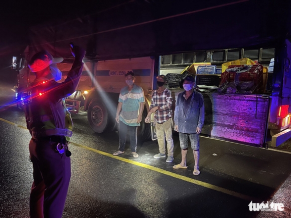 1 7 Nguoi Tron Trong Thung Xe Chui Lung Ghe Cabin Xe Tai Vao Da Lat