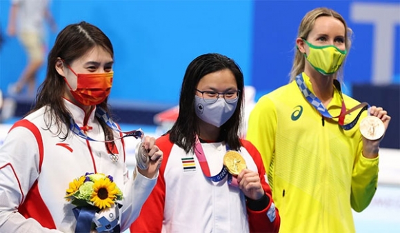 2 Tu Co Be Goc Hoa Bi Bo Roi Thanh Nha Vo Dich Olympic