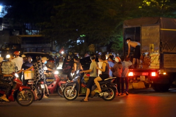 1 Tieu Thuong Tran Ra Duong Buon Ban Do Phong Toa Cho Long Bien