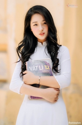 Cô giáo Vật lý lại khiến dân mạng ''ngẩn ngơ'' vì quá xinh đẹp