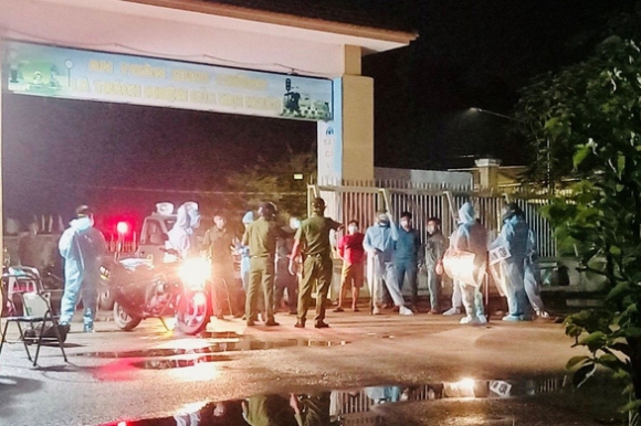 1 F0 Quay Pha Dap Cua Khu Cach Ly Vi Khong Cho Mua Thuoc La